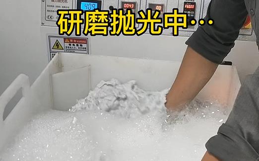 正在铝型材切割金属抛光去毛刺 正在铝型材切割金属抛光去毛刺